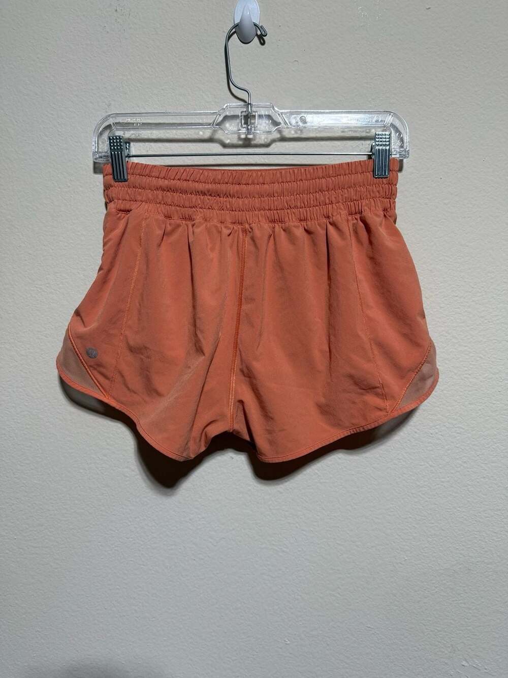 Lululemon Hotty Hot High-Rise Lined Shorts 2.5 inch, Size 6 - Picture 2 of 4